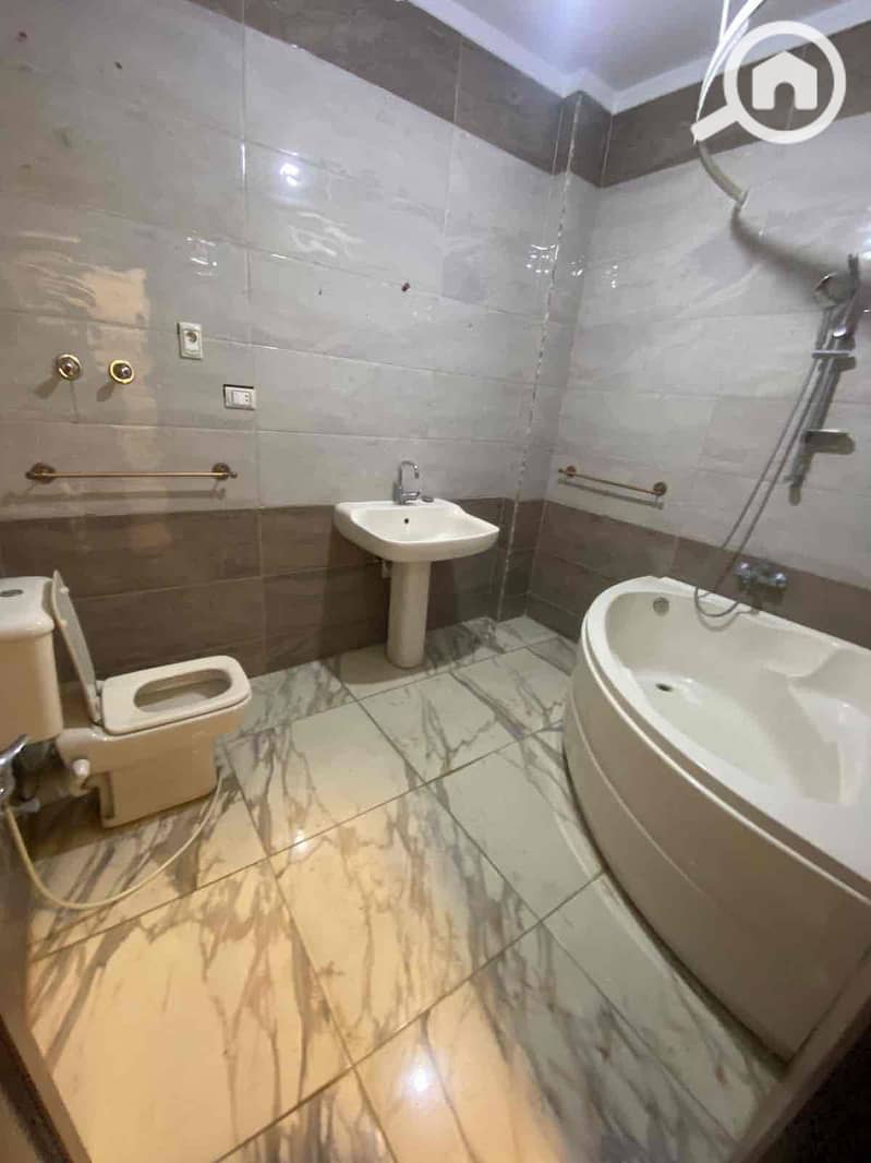 4 8d8e0c15-3c46-47d1-8ee2-35f1a59fd302. jpg