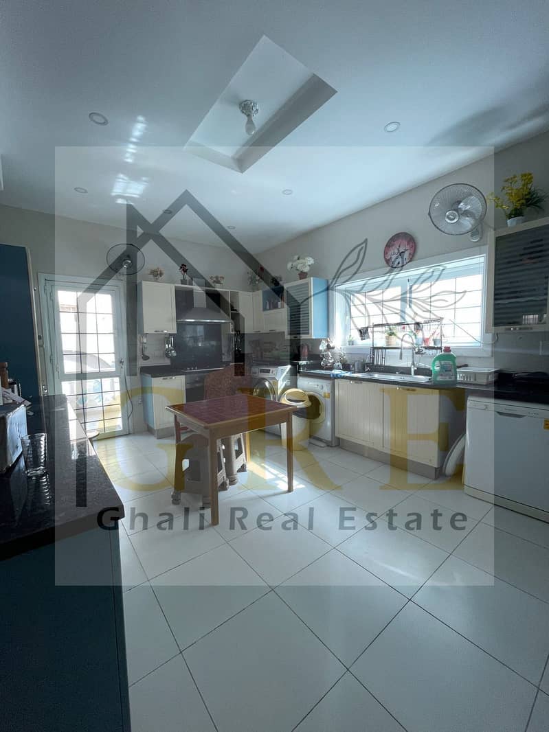 10 6bfa3b3b-8e81-4368-aa50-936b0618c1c2. jpg