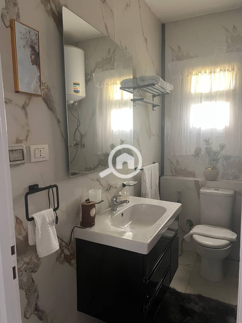 10 c85e9bba-b721-48ff-9d08-9511ef55c36b. jpeg