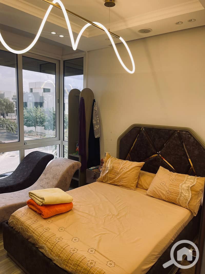 10 8c304543-2819-4dac-8067-7d7973ce7946. jpg