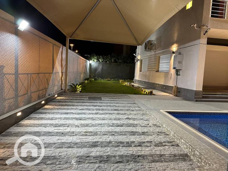 18 953b415a-b868-4bb9-8041-1d37d9fb0944. jpg