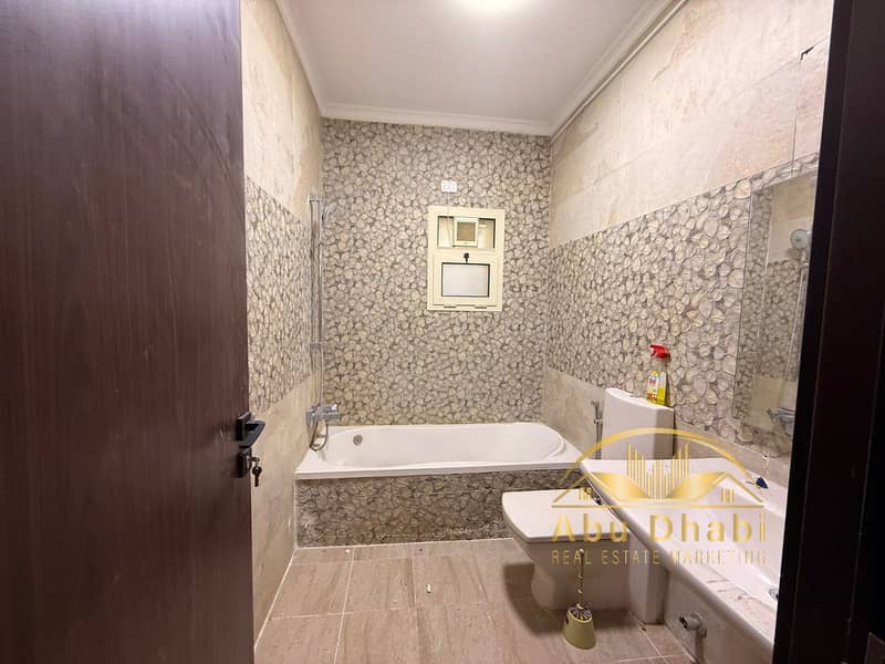 10 030d376e-1f0d-4011-8c25-92f98cafad0b. jpg