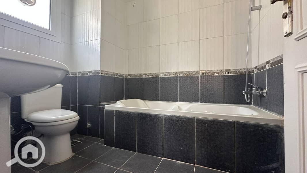 18 eeeb02ed-16cc-4779-9c7d-91020b8b597a. jpg