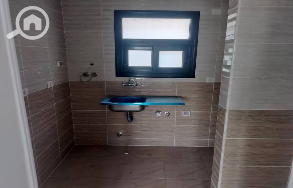 10 7567b21a-8935-4878-8d75-cde41f4a8470. jpg