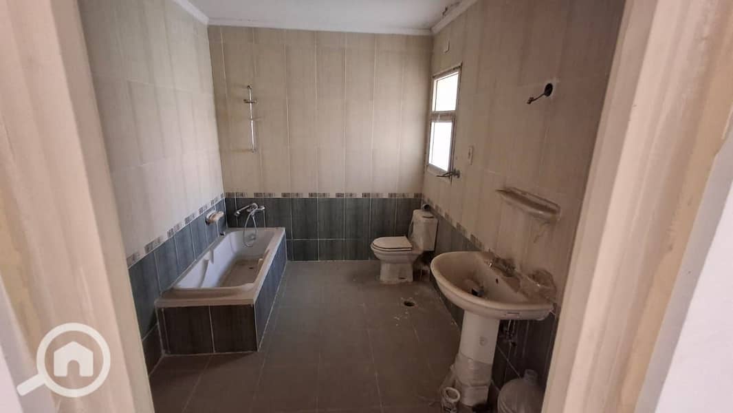 12 ce7de6fa-0d85-49b6-b2a9-53490196b78d. jpg