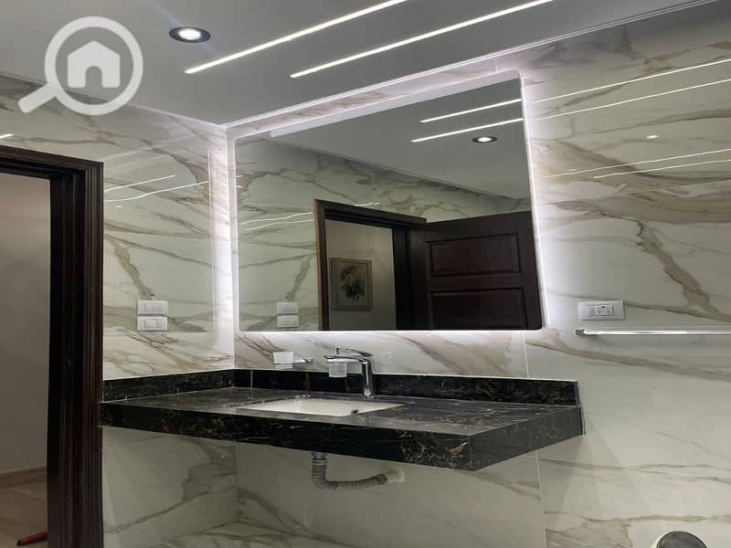 4 027b7528-a79b-4aaa-a023-c2b2d07e27f1. jpg