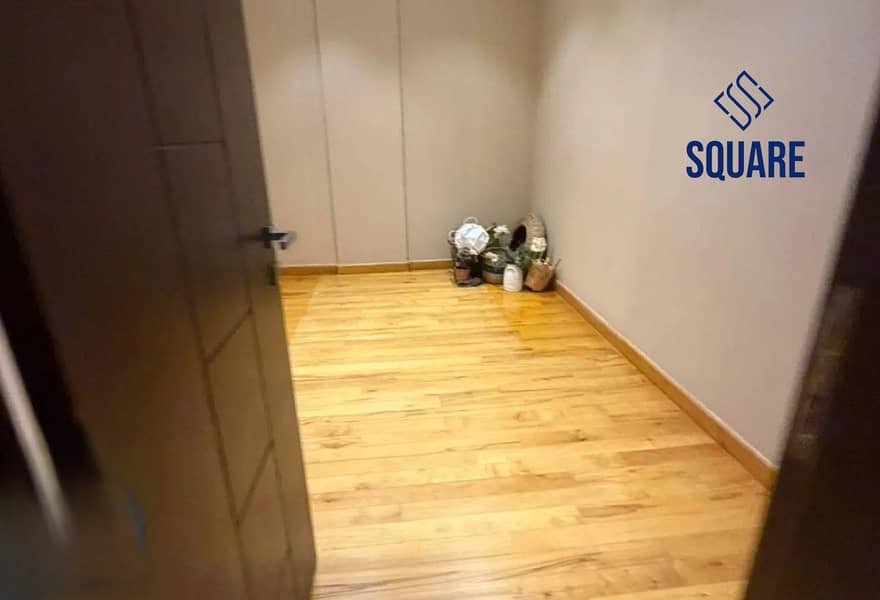 5 8416009-100d7o. jpg