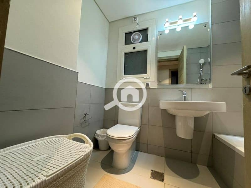 18 efa260bb-0db7-4cc9-ba28-6cdead3b907a. jpg