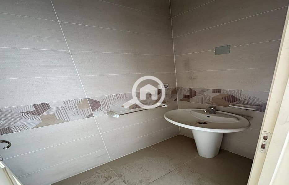 8 c4cc5417-0f4f-466f-a294-5b708b581091. jpg