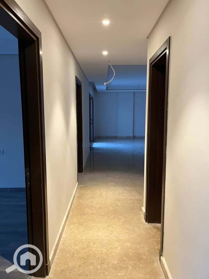 5 00de9bbf-0602-44c3-8c5a-b10aa9ebbc69. jpg