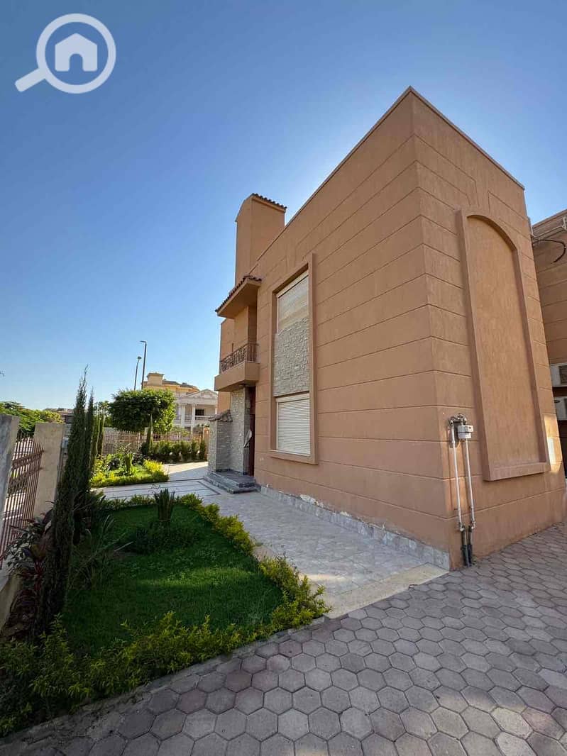 8 e835f8a1-17af-460f-b846-f02e4d076018. jpg