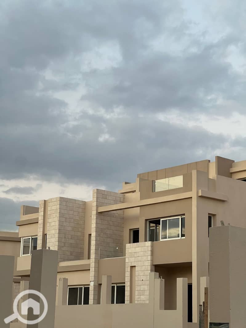 2 TAWNY Live Photos 1_page-0001. jpg