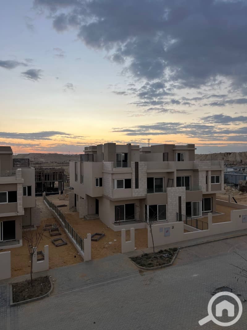 3 TAWNY Live Photos 1_page-0002. jpg