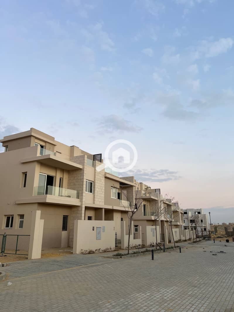 4 TAWNY Live Photos 1_page-0003. jpg