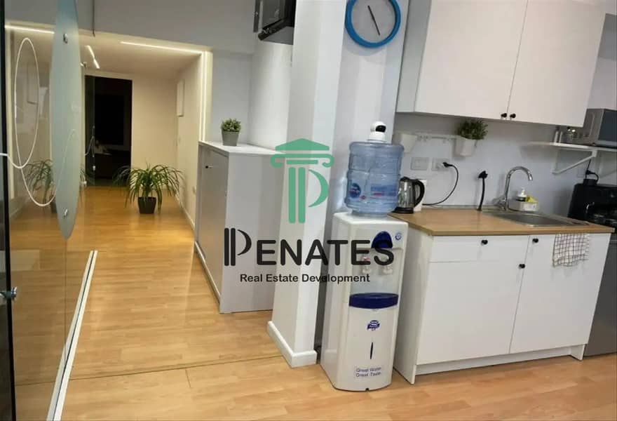 2 8374991-f43afo. jpg