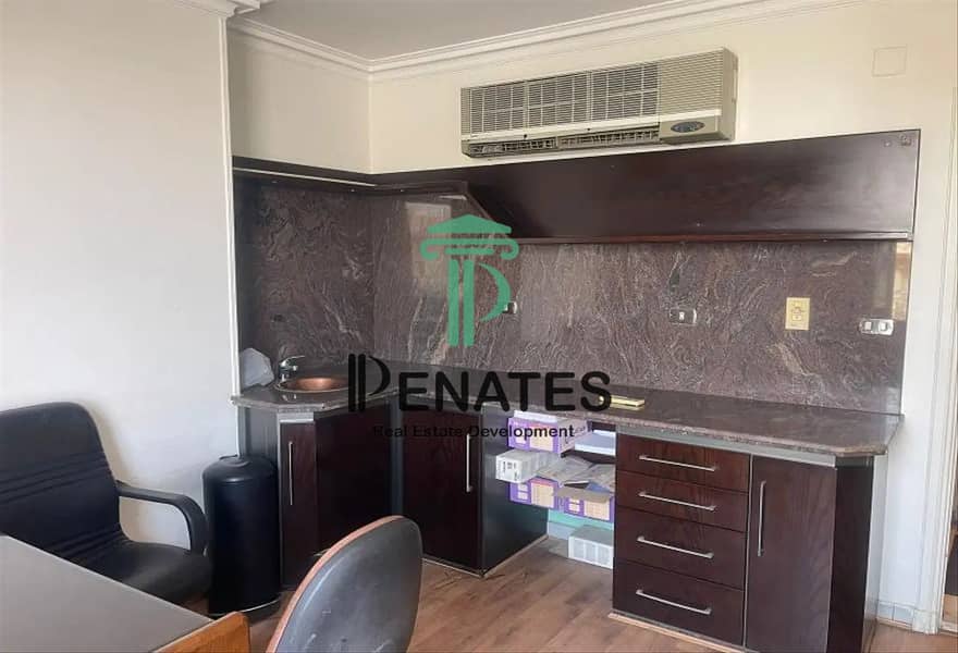 5 8346019-889ddo. jpg