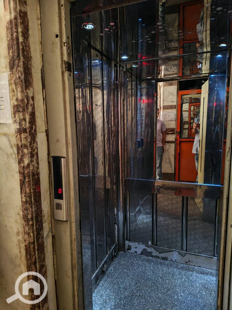 6 برج القصر الملكى المصعد. jpeg