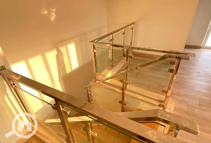 11 8435089-1d9f7o. jpg