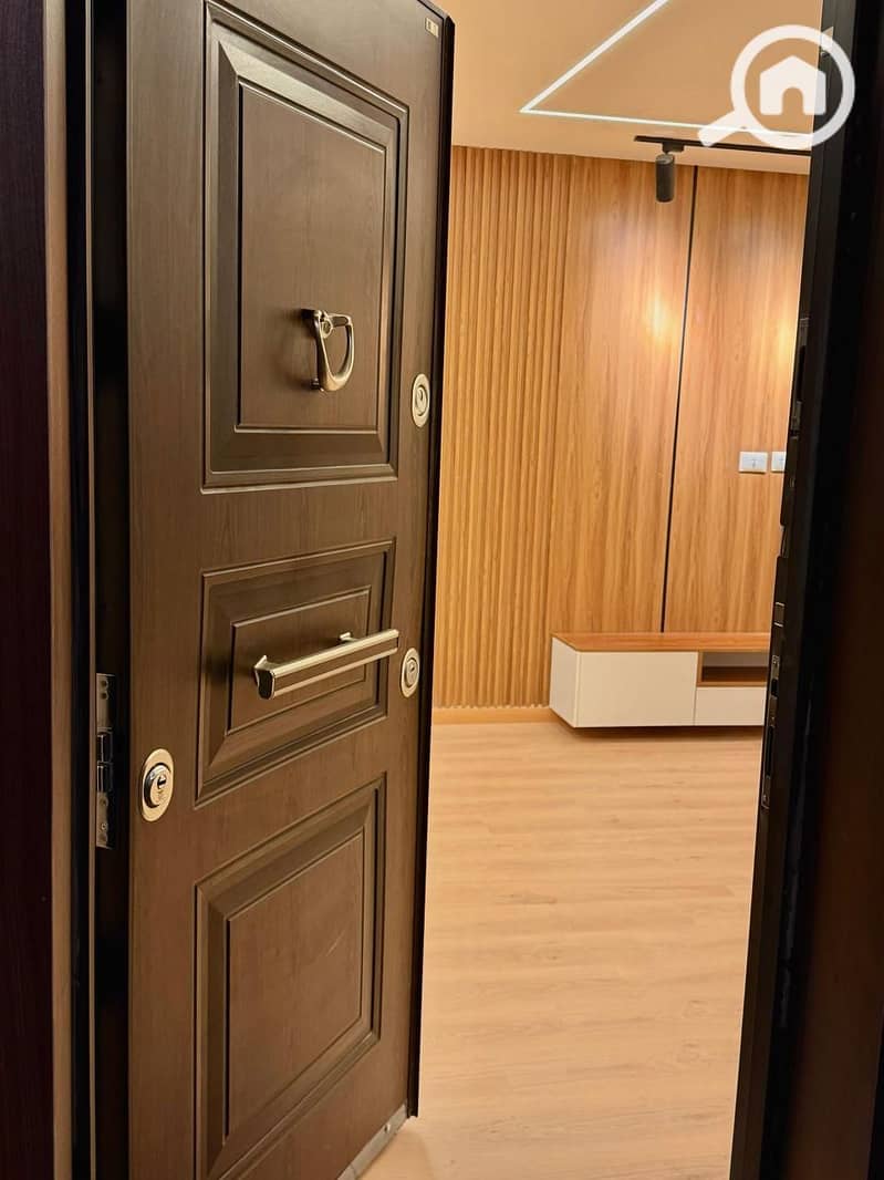 2 0e54b872-d97b-4a06-a4eb-2cfa1fc93bf2. jpg