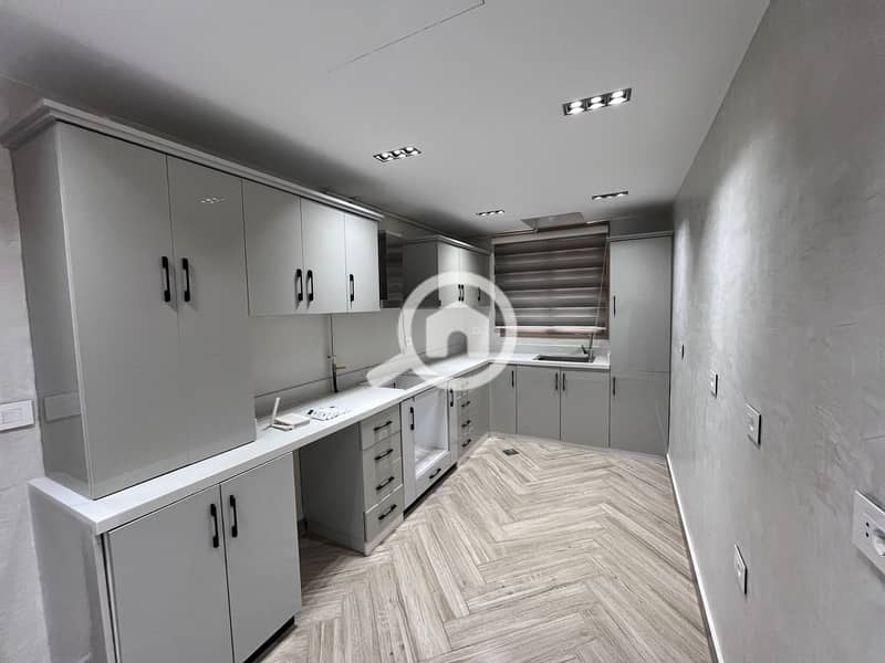 10 e945b763-4dff-40cb-a4e2-ea1c58d2fcdf. jpg