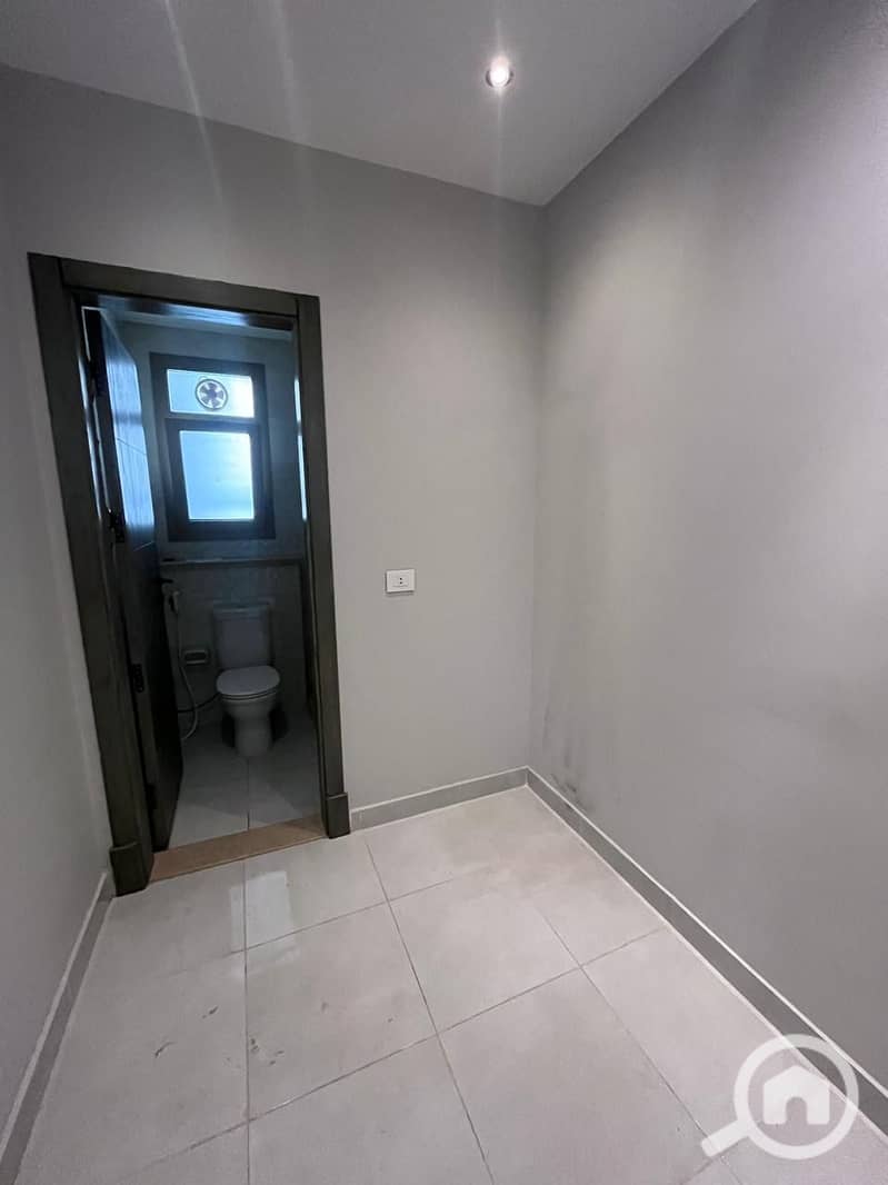 12 bb86ee4f-ad49-4c3d-a71e-118c4a1f434f. jpg