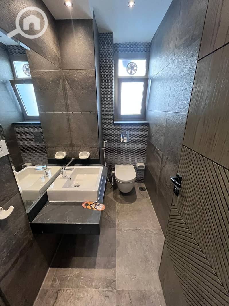 13 d262b3da-6c3d-419e-83cd-e592d3125b6d. jpg