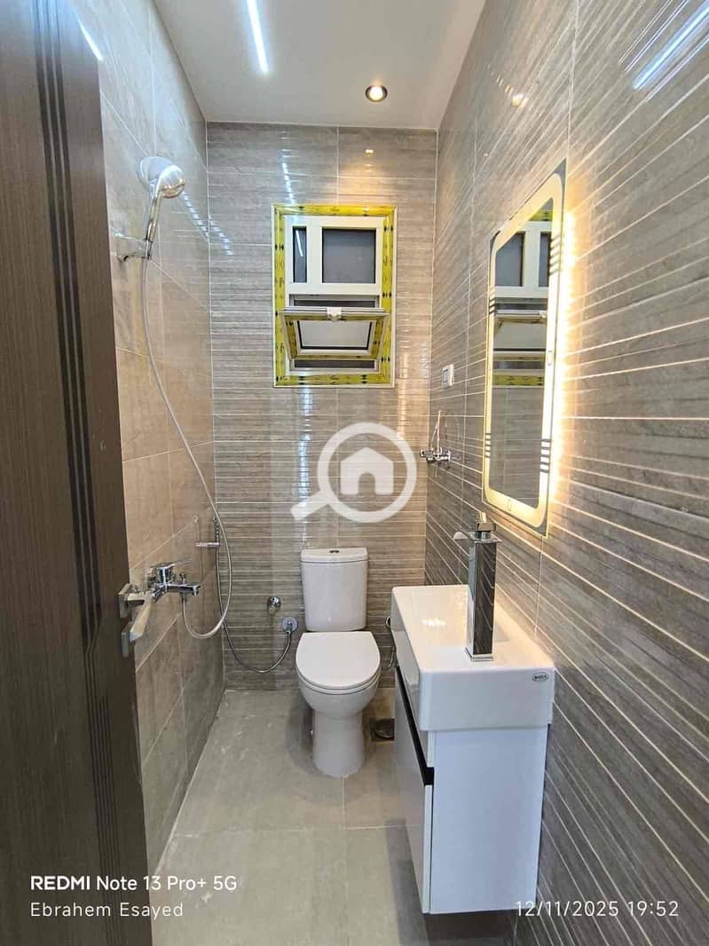 12 b19f4536-4a18-4141-aa24-d34df6471e37. jpg