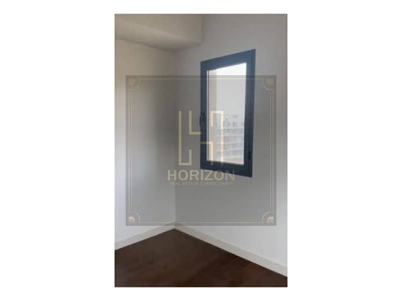 10 8366925-ac4c1o. jpg