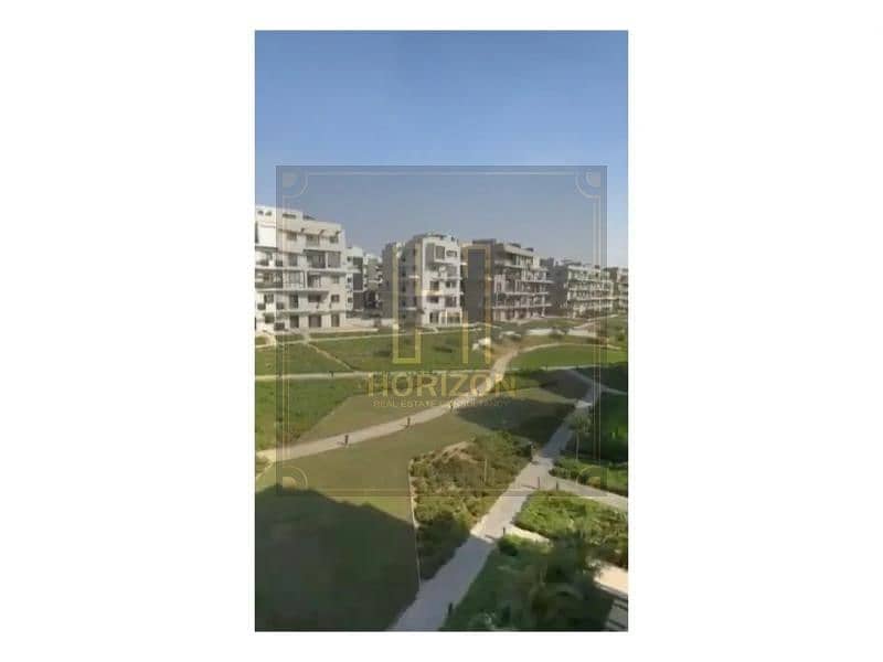 12 8366925-e27f3o. jpg