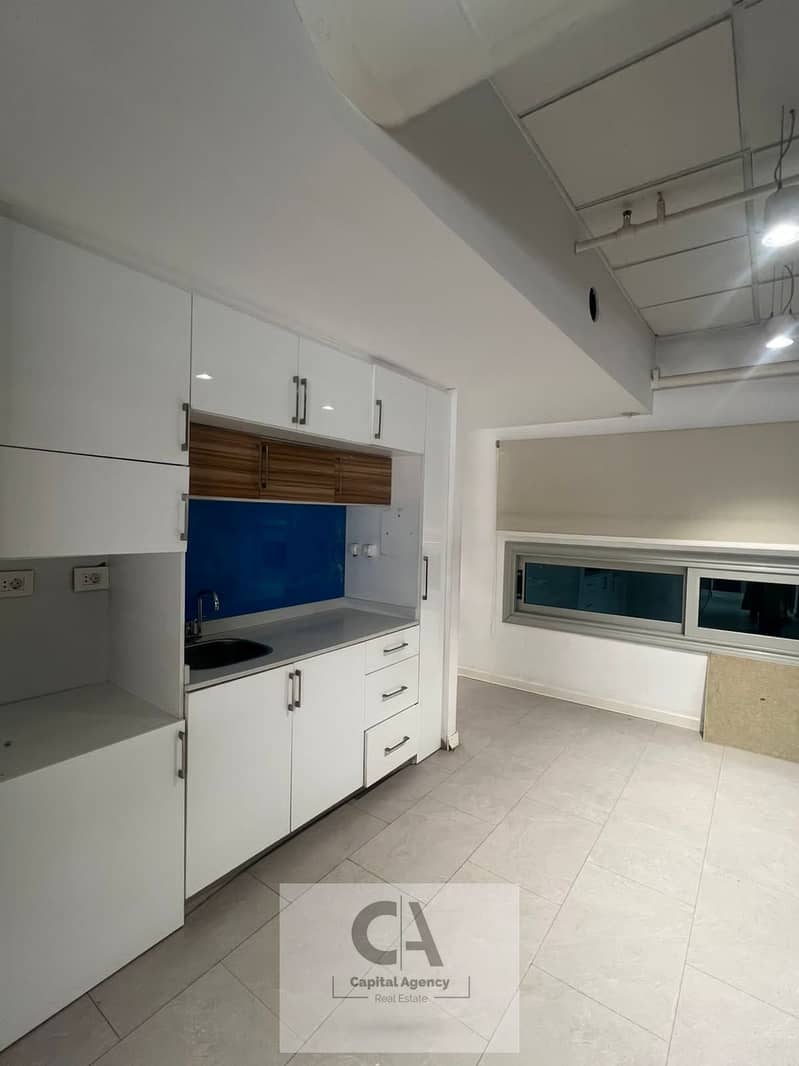 4 866b96e9-7bc6-426b-9f14-8e7f643a9f8a. jpg