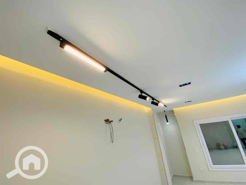 33 034d3cb8-a24e-4d89-9bf4-bc6ec776f3a4. jpg