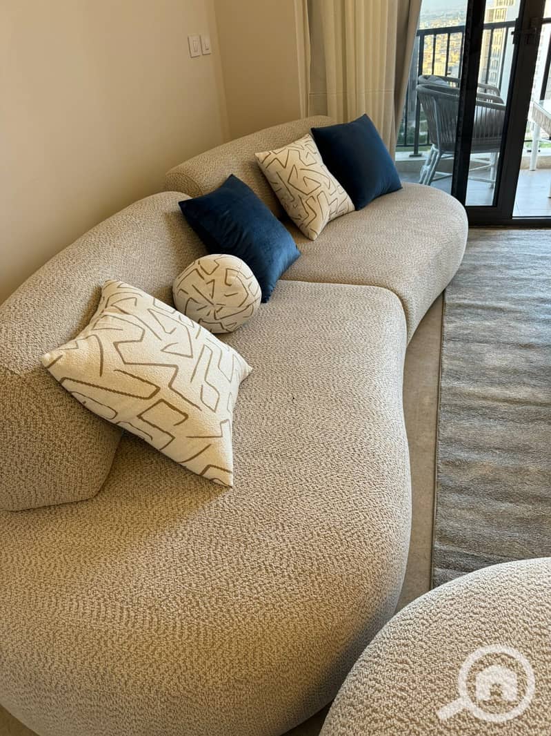 12 0988c0d5-c6cd-474e-af7e-15bae1f901d5. jpeg