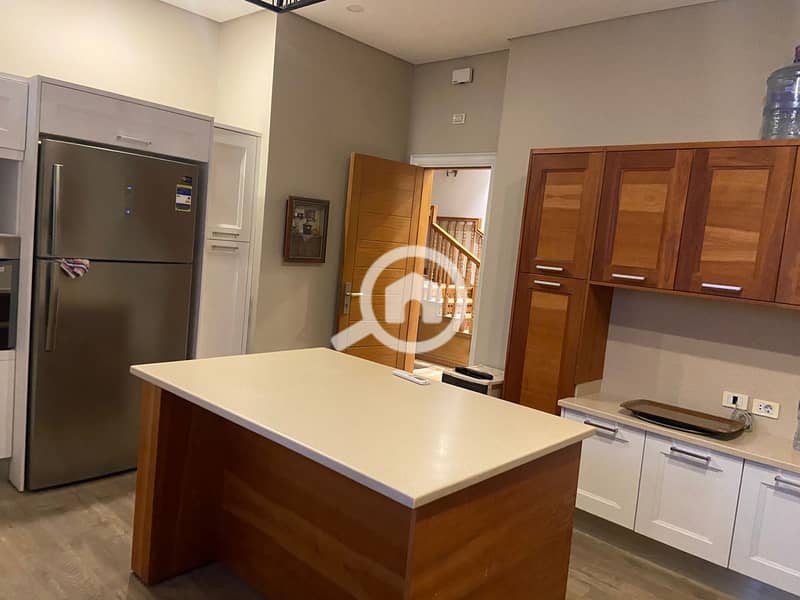 7 556e25f5-b6c4-4d2c-b632-ff7d12f4b1c4. jpg