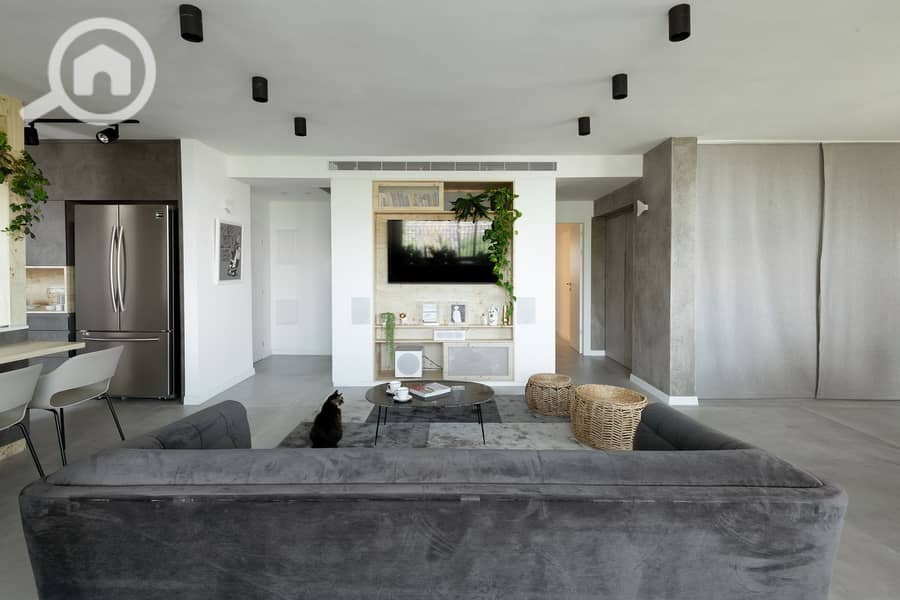 6 42447-livingroomwithc. jpg