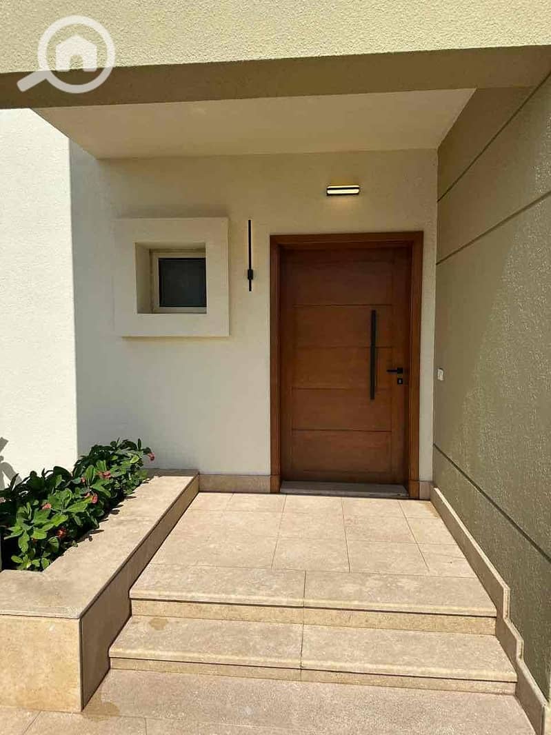 10 8351323b-b7ac-4d35-bb90-33d81e87c277. jpg