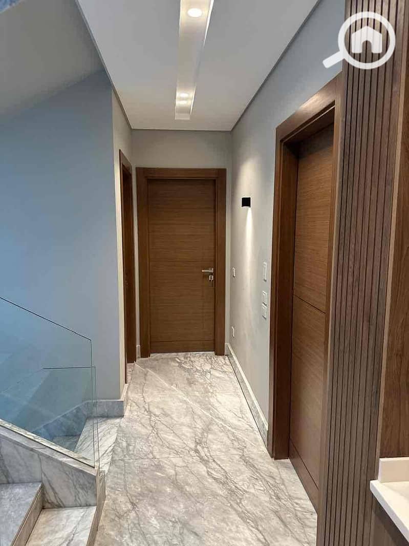 24 fb55d4d6-5a0b-49aa-b731-6a40aa8bd6a0. jpg