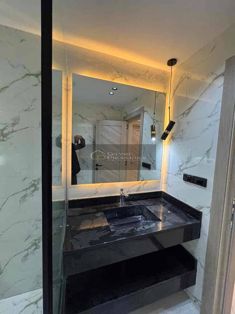 10 86a825e5-d4b4-430f-8823-f452a72d0cde. jpg