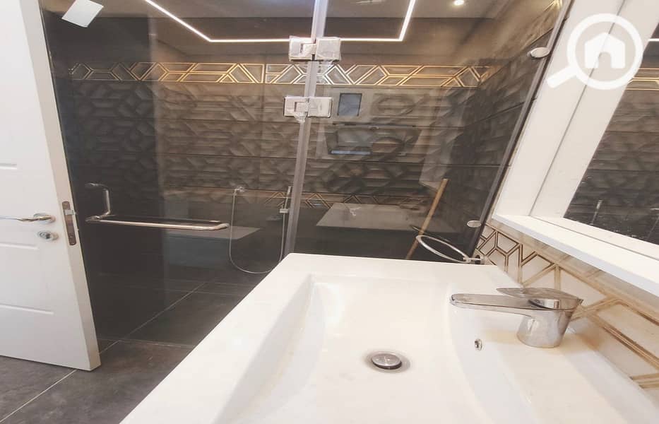 10 1ccca37a-35ba-4bc7-ac63-e94445eeded3. jpg