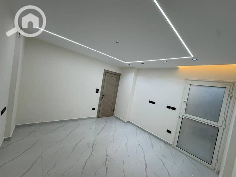 4 21a16a8d-727a-4be8-8c43-bf4cb46ea0a5. jpg