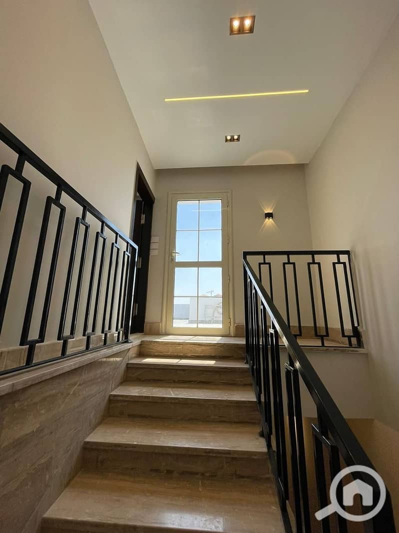 6 82c27da8-22b5-4cde-85bc-428713e8d318. jpg