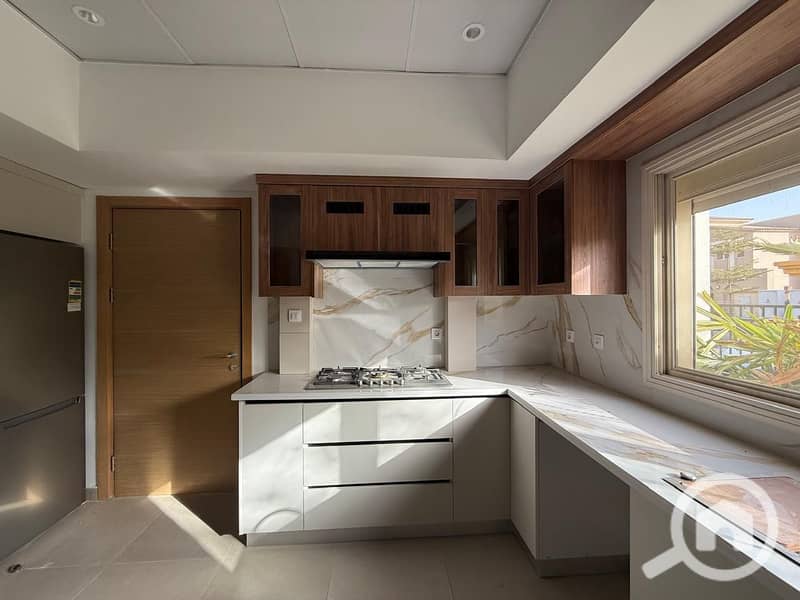 4 3742005c-19c5-448c-9472-0ed3fc6d4acd. jpg