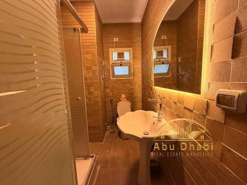 10 993242af-d0af-4f95-8625-b1bb18d95036. jpg