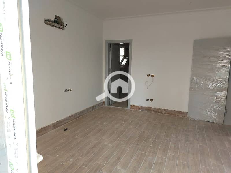 12 af8ab39e-236f-4d6e-94d4-caecf1ee77b8. jpg