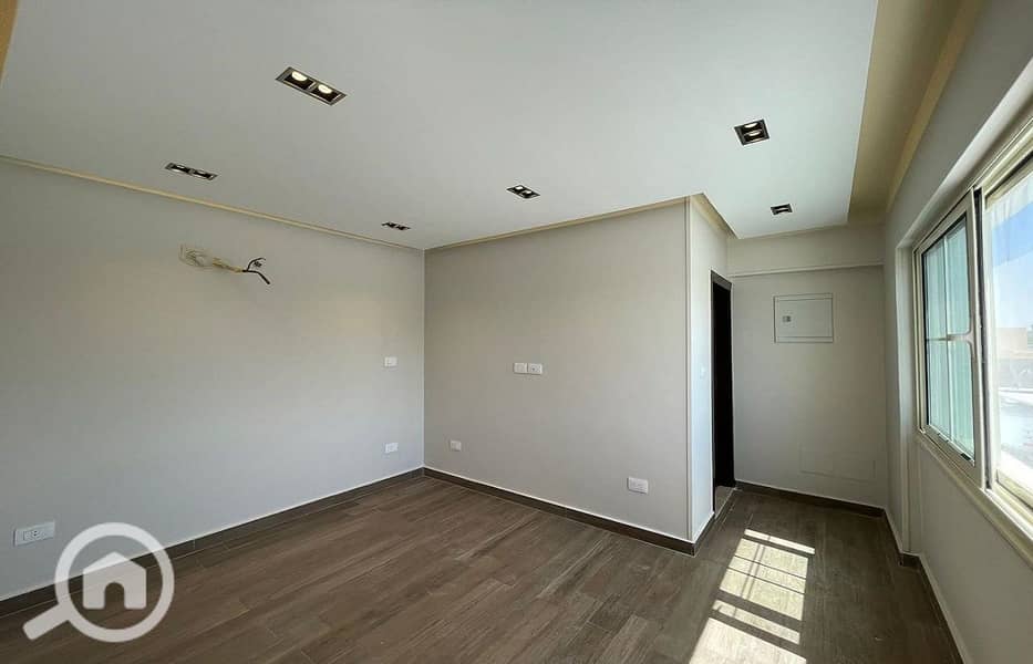 10 deffb7f9-1806-468b-beab-c9e2f2908baa. jpg