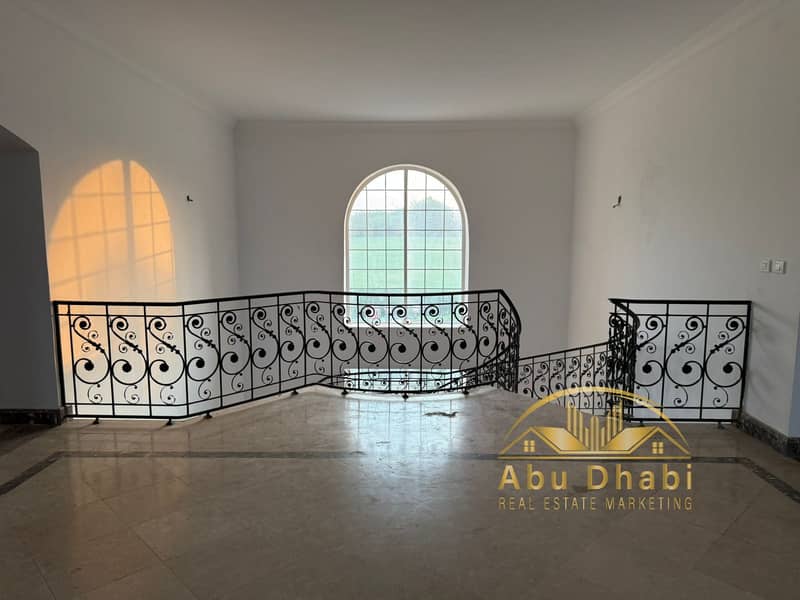 10 5c4a62c7-6afe-46df-9690-57637458ee59. jpg