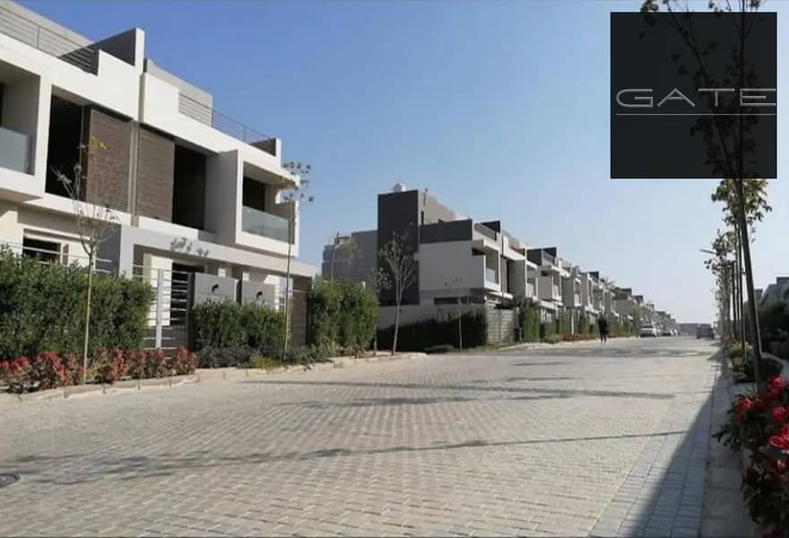 3 7288232-eee72o. jpg