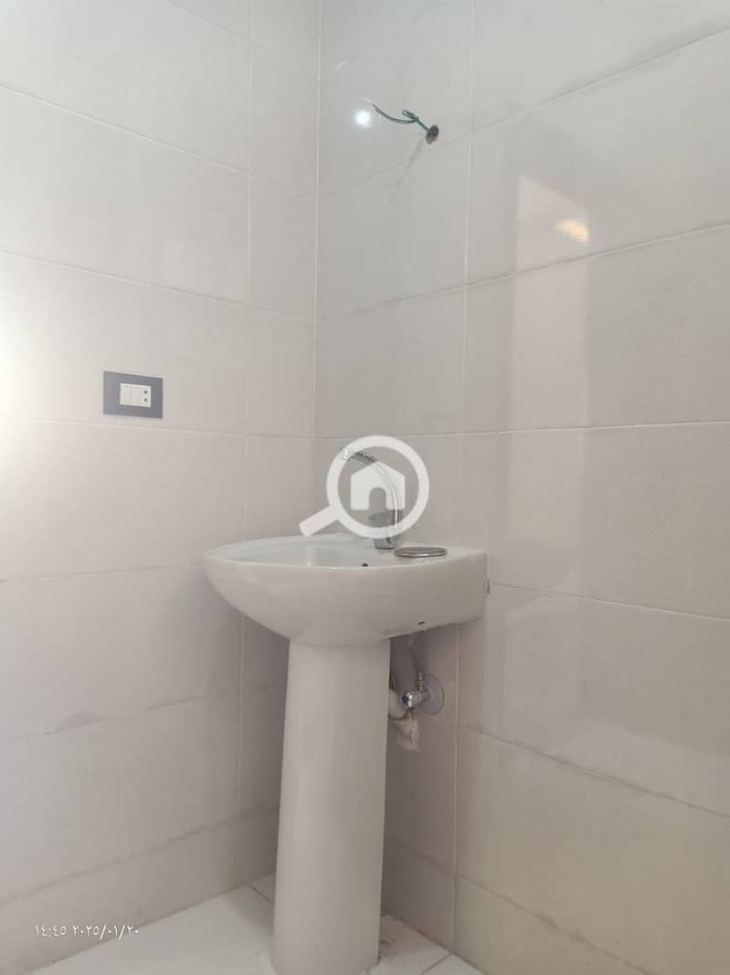 16 5b933d9f-1bec-4dda-a28f-1c76cd0bc6ad. jpg