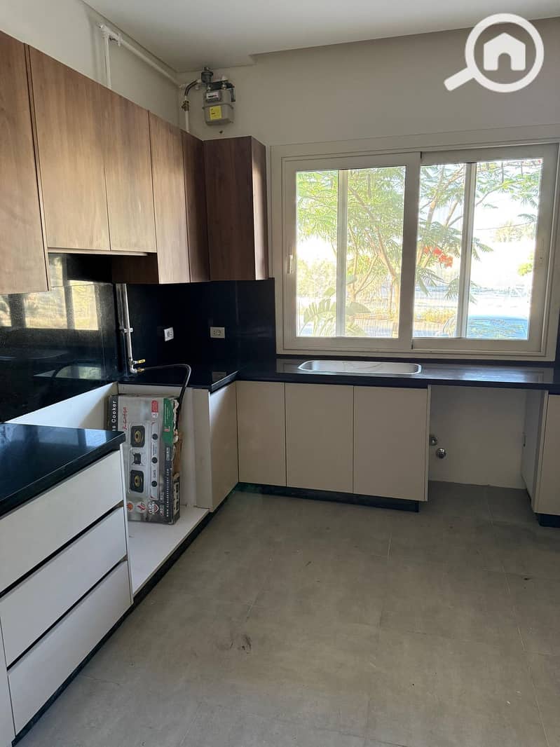 4 bb9c9dc4-103f-4573-8985-6d50f43a3f0c. jpg