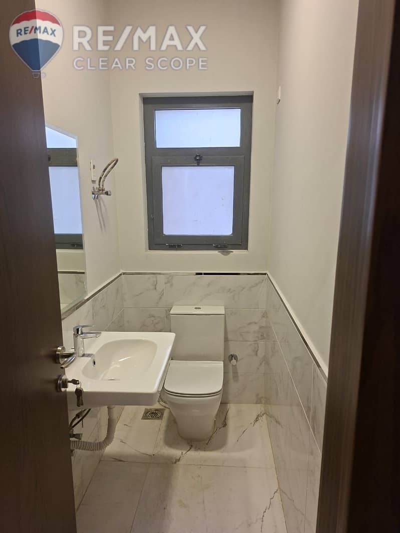 24 e8c7b750-4794-4f1a-9cbe-89fbc4210e83. jpg