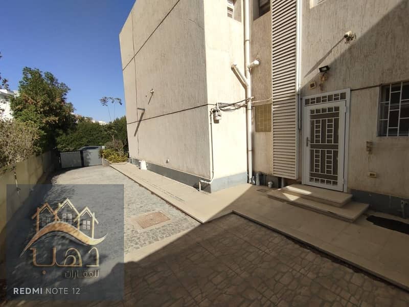 13 ca809d6a-c718-42d0-9abd-2acec7cd9405. jpg